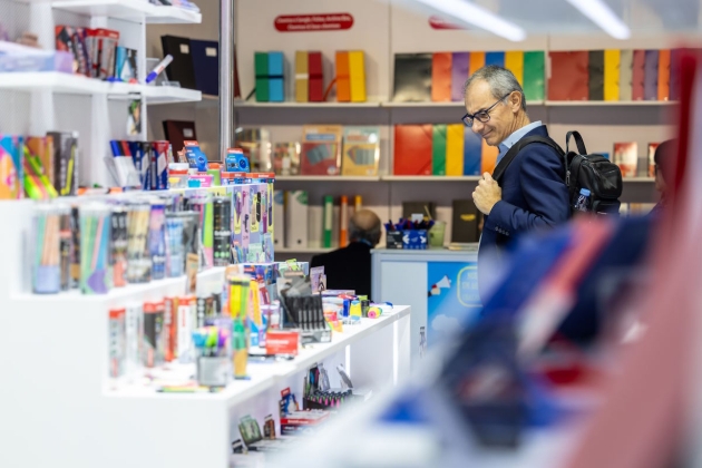 man browsing at Paperworld